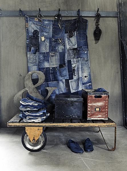 Redo It Yourself Inspirations : Repurposing Denim Jeans Denim Display, Jeans Recycling, Decoration Vitrine, Repurposed Art, Blue Jeans Crafts, Denim Art, Denim Quilt, Denim Ideas, Recycle Jeans