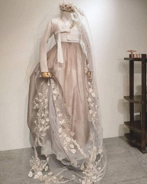 Seoul Korean X Dreams Country Hanbok Wedding Dress, Hanbok Wedding, Korean Wedding Dress, Muslimah Wedding Dress, Korean Traditional Clothing, Korea Dress, Korean Traditional Dress, Modern Hanbok, Mode Kimono