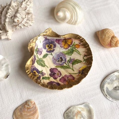 Decoupage Scallop Shells, Decoupage Shells, Shell Ideas, Pansy Flowers, Decoupage Decor, Shell Craft, Decoupage Glass, Shell Crafts Diy, Purple Pansy