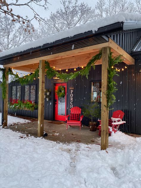 Simple Christmas Decor for the Porch - Plaids and Poppies Plaids And Poppies, Christmas Lights Outside, Christmas House Lights, Cabin Christmas, Lake House Plans, Simple Christmas Decor, Barn Decor, Christmas Porch Decor, Cabin In The Woods