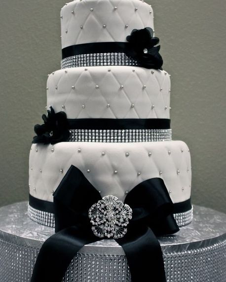 Wedding Cakes Black And White Classy, Black White And Silver Sweet 16, Wedding Cakes Black, Equalizer 3, Navy Blue Wedding Cakes, Black White Cakes, Wedding Cake Navy, Quince Cake, Bling Cakes