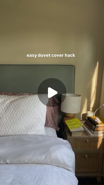 Katie Haviland Waldow on Instagram: "Easy hack for changing your duvet cover ✨ Sunday is bedding changeover day, so I figured I’d share the literal easiest way to switch out your duvet! 

#homehack #duvetcover #bedroomdecor #apartmenttherapy  #cozycorners 
Easy duvet cover hack" Duvet Cover Hack, Duvet Hack, Home Hacks, Simple Tricks, Apartment Therapy, Bed Sheets, Duvet Cover, Duvet Covers, Duvet