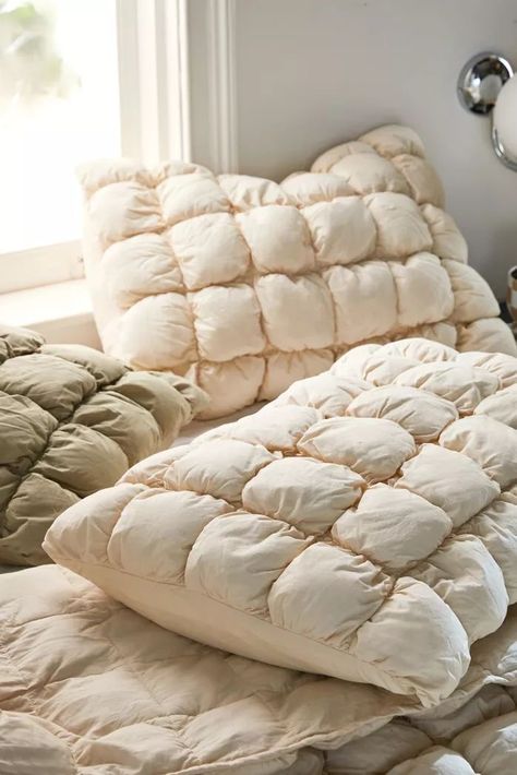 Puff Comforter, Dorm Room Crafts, Uo Home, College Room, Soyut Sanat Tabloları, Back To College, Apartment Life, College Dorm Rooms, Room Ideas Bedroom