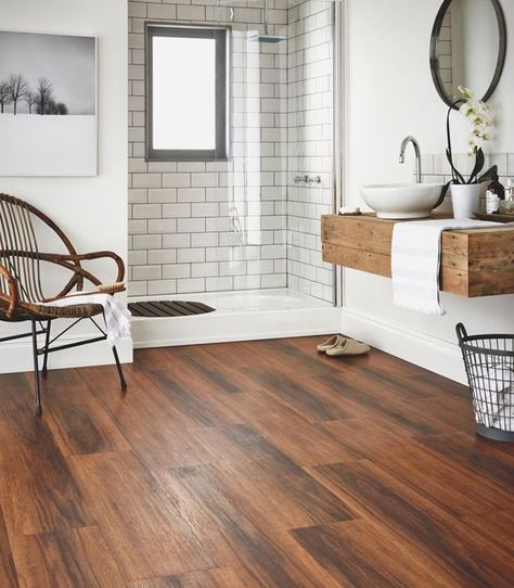 Hardwood floors for the bathroom? Yes! Thankfully, there are tiles that look like hardwood. Wooden Bathroom Floor, Wood Tile Bathroom, Wood Floor Bathroom, Top Bathroom Design, Flooring Design, Wood Tile Floors, Wooden Bathroom, Wooden Floors, Rustic Bathrooms