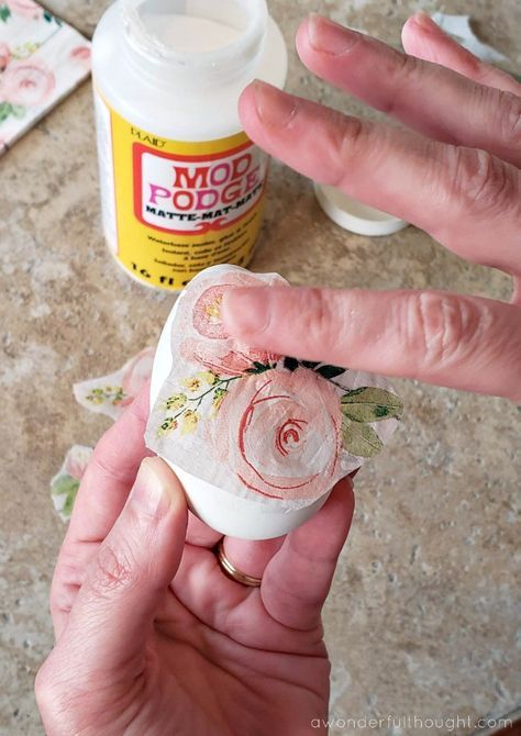 How to Make Decoupaged Easter Eggs - A Wonderful Thought Easter Egg Decoupage, Easter Drawing, Drawing Easter, Brunch Easter, Easter Drawings, Easter Tablescapes, Spring Easter Crafts, Easter Egg Crafts, Easter Egg Painting