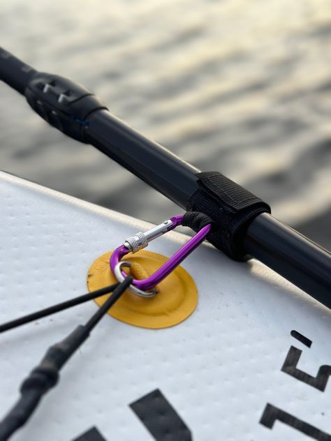 Our paddle holder for SUP board is your reliable companion for carefree paddling! Designed to give you confidence and convenience on the water. Forget about losing your paddle in the waves - our paddle holder ensures that your paddle is securely and stably attached to the board. Made of high quality materials, it is waterproof and will ensure durability under heavy use. Easy to install and simple to use make it the perfect choice for those who value comfort and safety on the water. Choose our ka Paddle Board Anchor, Paddle Boarding Accessories, Paddle Storage, Sup Girl, Paddle Board Accessories, Adventure Essentials, Sup Board, Sup Accessories, Outside Activities