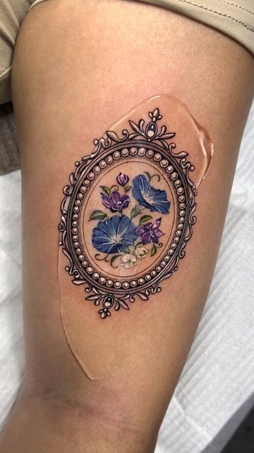 VISM STUDIO on Instagram: "Antique Frame with Moring Glory Studiobysol _ @tattooist_solar #studiobysol #colortattoo #frametattoo #antiquetattoo #vintagetattoo #flowertattoo" Frame Tattoos For Women, Elbow Frame Tattoo, Flower Frame Tattoo Design, Gold Frame Tattoo, Picture Frame Tattoo Vintage, Antique Frame Tattoo, Tattoo Frame Design, Kookaburra Tattoo, Antique Tattoos