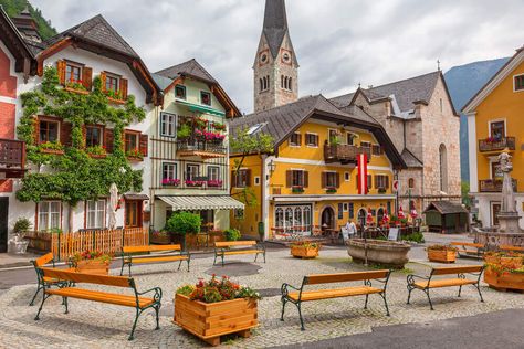 10 Most Enchanting Small Towns for your Trip to Austria Gmunden Austria, Hallstatt Austria, Visit Austria, Austria Travel, Town Square, Summer Destinations, Medieval Town, Green Landscape, Beautiful Villages