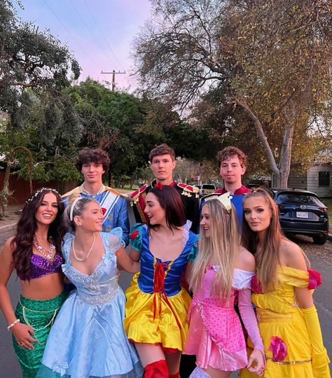 4 Girls Aesthetic, Mode Zendaya, College Halloween Costumes, Mads Lewis, Costume Carnaval, Cute Group Halloween Costumes, Classy Halloween Costumes, Matching Halloween Costumes, Bff Halloween Costumes