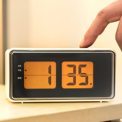 Flip Alarm Clock, Alarm Clock Design, Clock Drawings, Retro Alarm Clock, Clock Design Ideas, Vintage Alarm Clocks, Retro Gadgets, Retro Clock, Clock Art