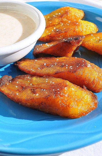 Delicious, sweet, caramelized fried plantains served with a smoth and creamy lime-honey-chipotle yogurt dip. A delicious snack or small meal! Chipotle Dip, Fried Plantains, Honey Chipotle, Colombian Food, Plantains Fried, Honey Lime, Cuban Recipes, Jamaican Recipes, Latin Food