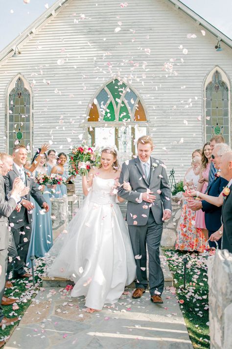 Ceremony Exit, Church Exit Wedding Ideas, Wedding Exit Ideas, Photo Bubbles, Wedding Ceremony Unity, Wedding Exits, Free Wedding, Disney Wedding, Greenery Wedding