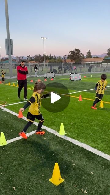 U7 Soccer Drills, Toddler Soccer, Football Coaching Drills, Soccer Academy, Pe Lessons, Soccer Workouts, Soccer Practice, Soccer Life, Soccer Drills