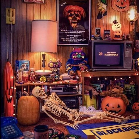 80’s Slasher Aesthetic, Halloween Early 2000s, 1980s Halloween Decorations, Nostalgia Halloween Aesthetic, Room Loft Ideas, 90s Halloween Decor, Halloween 80s Aesthetic, 90s Basement, Vintage Halloween Aesthetic Decor