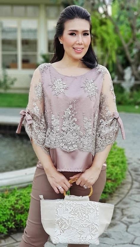 Blus Brokat Modern, Lace Tops For Women Classy, Atasan Brokat, Blouse Brokat, Chiffon Blouses Designs, Dress Muslim Modern, Kebaya Modern Dress, Filipiniana Dress, Cotton Short Dresses