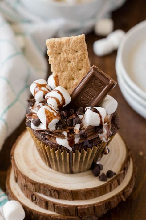 A s'mores cupcakes on a wooden stand. S Mores Cupcakes, Smores Cupcakes, Cake Base, Cupcake Cake Designs, Gourmet Cupcakes, Fall Cakes, Cupcake Flavors, Yummy Cupcakes, Easy Baking Recipes