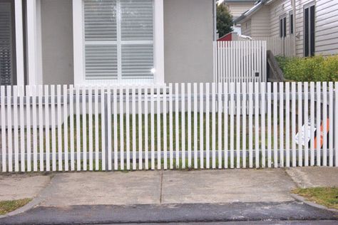 Picket Fencing Melbourne - Fencing, Picket Fencing, Contemporary Fencing Contemporary Fencing, Picket Fencing, Short Fence, Palm Springs House, Outdoor Gate, Picket Fences, House Fence Design, Natural Fence, Industrial Home Design