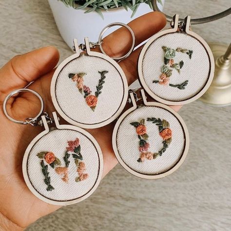 Embroidery Hoop Art Diy, Embroidery Stitches Beginner, Wooden Embroidery, Miniature Embroidery, Embroidery Skirt, Embroidery Shirt, Hand Embroidery Projects, Pola Sulam, Hand Embroidery Flowers