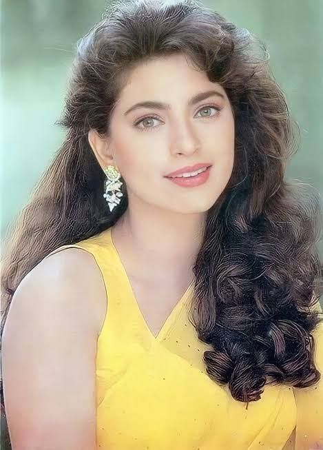 Pretty Zinta, Hindi Photo, 90s Bollywood Actress, 90s Bollywood Fashion, Bollywood Makeup, Juhi Chawla, Actress Hairstyles, 90s Bollywood, Vintage Bollywood