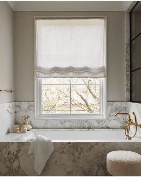 Marble Bathtub, Built In Bathtub, Bathroom Window Treatments, Bathtub Bathroom, Bathtub Design, New York Homes, Classic Bathroom, Home Luxury, Dream Bathrooms