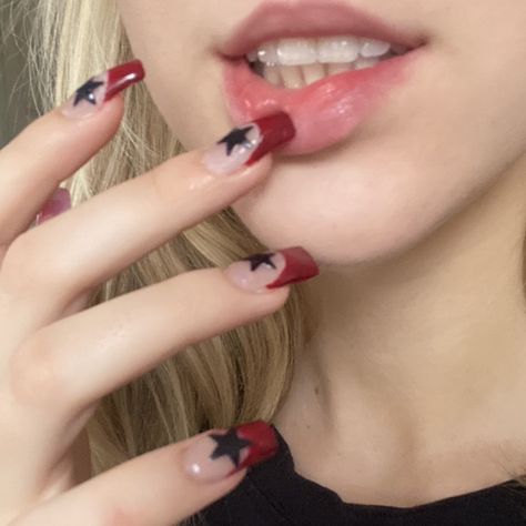 Star Nails Y2k Coffin, Red Nails Star Design, Red And Black Nails Aesthetic, Star Nails Acrylic Square, Cute Acrilyc Nail Ideas, Guitarist Nails, Y2k Red Nails, Y2k Nails Red, Rockstar Girlfriend Nails