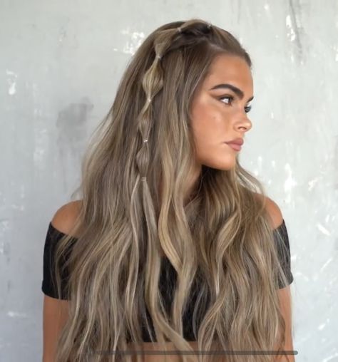 Fall Wedding Hair Guest, Hairstyles Music Festivals, Festival Hair With Fringe, Rap Concert Hair Ideas, Boho Concert Hair, Folk Concert Hairstyles, Festival Hair Half Up Half Down, Country Music Festival Hairstyles, Billie Eilish Concert Hairstyle