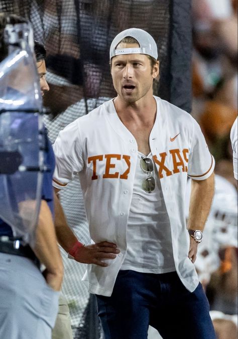 Glen Powell Texas Longhorns, Glenn Powell Anyone But You, Glen Powell Cowboy Hat, Glen Powell Backwards Hat, Hit Man Glen Powell, Glenn Powell Wallpaper, Young Glen Powell, Glen Powell Twisters Wallpaper, Glen Powell Photoshoot