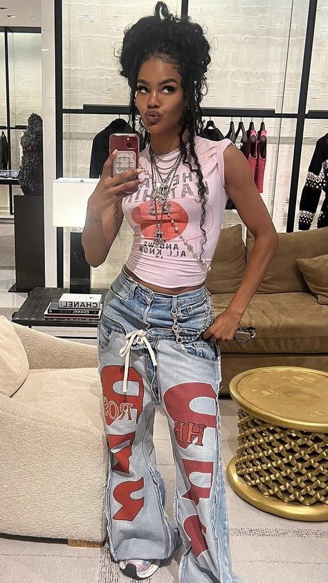 Ed Hardy Jeans Outfit Black Women, Ed Hardy Jeans, Fall Fits, Fashion Chic, Fit Inspo, Picture Poses, Fitness Inspo, Jean Outfits, Fashion Inspo Outfits