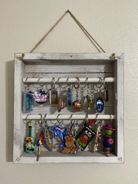 Keychain Storage Ideas, Keychain Holder Diy, Keychain Collection Display, Diy Keychain Display, Keychain Display Ideas, Rustic Jewelry Display, Keychain Collection, Souvenir Collection, Diy Storage Rack