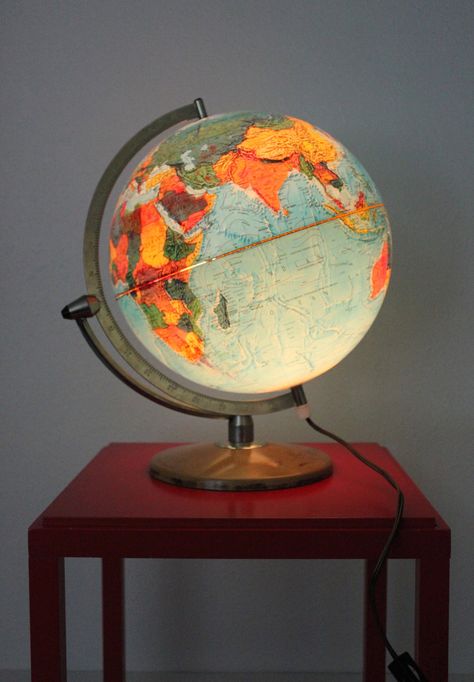 . World Globe Lamp, Map Monde, Maximalist Bedroom, Globe Map, Globe Lamp, Globe Art, Cute Furniture, Globe Light, Retro Living Rooms