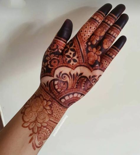 Mehndi ✨Heena ✨ Simple And Unique Mehndi Designs, Mehndi Front Hand, Front Hand Simple Mehndi Designs, Front Hand Simple Mehndi, Henna Styles, Arab Mehndi, Front Hand Mehndi Design, Beautiful Simple Mehndi Design, Short Mehndi Design