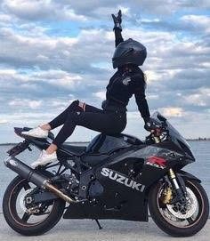 Girl Motorcyclist, Motorcycle Photo Shoot, Biker Girl Outfits, Biker Photos, Girl Riding Motorcycle, Xe Ducati, Female Motorcycle Riders, Wallpaper Backgrounds Aesthetic, Biker Photography