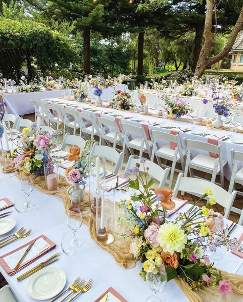 British Summer Wedding, Wildflower Table Garland, Colourful Table Setting Wedding, Wild Flowers Wedding Decor, Flower Picnic Party, Fairy Garden Wedding Theme, Garden Party Wedding Table Setting, Simple Table Arrangements For Wedding, Garden Party Wedding Table