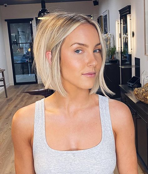 Neck-Length Blunt Blonde Bob Kort Bob, Chin Length Cuts, Κούρεμα Bob, Chin Length Haircuts, Stacked Haircuts, Chin Length Hair, Edgy Hair, Penteado Cabelo Curto, Short Blonde