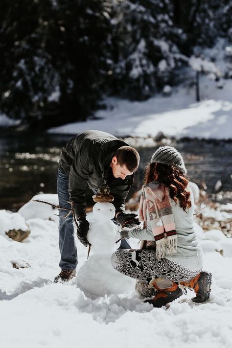 Snowy Pictures, Couple Winter, Winter Date Ideas, Building A Snowman, Snow Photoshoot, Mountain Engagement Photos, Winter Photoshoot, Winter Engagement Photos, Winter Photo