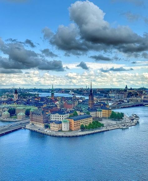 Happy Monday from Stockholm!☀️ Loving the colours of summer over the city 🥰📸☀️? Start the week by soaking in breathtaking landscapes 🌇✨ 📸 @nico__ran  #CityViews 🇸🇪 #Stockholm #Cityscape #VisitStockholm #ExploreSweden #UrbanBeauty #BucketListExperience #Viewstockholm #MagicalMoments #AdventureAwaits #DiscoverStockholm #travelinspiration 🌞🎈💫🏰🌳🌇🌈🌼✨ Stockholm Summer, Visit Stockholm, Stockholm City, Urban Beauty, I Want To Travel, Breathtaking Landscapes, Adventure Awaits, Happy Monday, Where To Go