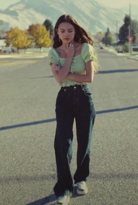 Olivia Rodrigo Casual Style, Olivia Rodrigo Sour Outfits, Olivia Rodrigo Casual Outfit, Olivia Rodrigo Music Video Outfits, Olivia Rodrigo Outfits Casual, Olivia Rodrigo Outfits Inspiration, Olivia Rodrigo Inspired Outfits, Olivia Rodrigo Music Video, Olivia Rodrigo Style