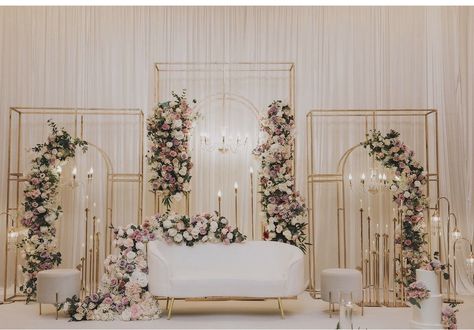 Bride Groom Backdrop, Wedding Throne Decoration, Engagement Stage Decoration Backdrops, Wedding Stage Decorations Elegant, Wedding Stage Design Backdrop Ideas, Wedding Reception Backdrop Elegant, Reception Aesthetic, Wedding Throne, Marriage Stage