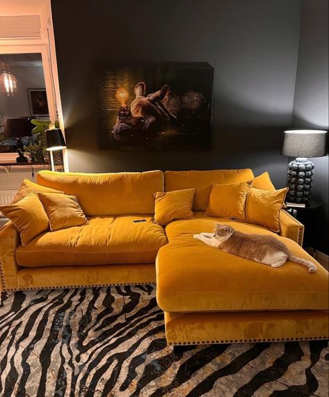 Yellow Couch, Bad Inspiration, Living Room Sofa Design, Dream House Decor, Front Room, Sofa Decor, Dream Home Design, Living Room Inspiration, Home Fashion