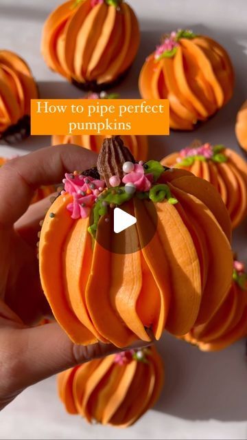 Alex LaRosa on Instagram: "Pumpkin Cupcakes   🤫 secret to the best pumpkin cupcakes   ✨pipe from the outside towards center to create a circular pumpkin shape  ✨ don’t sweat any mess by the stem, flowers and vines will cover that up  ✨don’t over sprinkle   Supplies @nycake  Sprinkles @riverroadsprinkleco  Piping tips @wiltoncakes l . . . . . #alexlarosabakery #pumpkincupcakes #halloweencupcakes #buttercreamcupcakes #cupcakedecorating" Cupcakes Pumpkin Decoration, Piping Pumpkin Cupcakes, Pumpkin Unicorn Cake, Fall Decorated Cupcakes Ideas, Thanksgiving Cupcakes For Kids, Pumpkin Cupcakes Decoration, Pumpkin Decorated Cupcakes, Fall Cupcake Decorating Ideas, Best Pumpkin Cupcakes