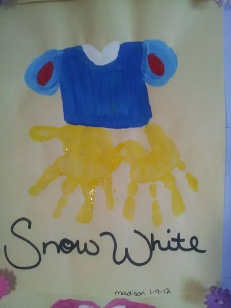 Handprint DISNEY SNOW WHITE (image only) Snow White Crafts, Hand Print Art, Fairy Tale Crafts, Princess Crafts, Footprint Crafts, Footprint Art, Handprint Crafts, Daycare Crafts, Handprint Art