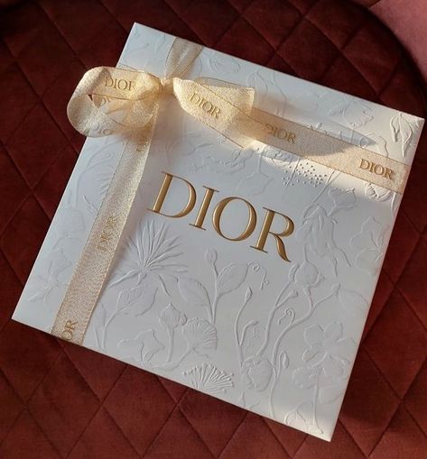 Luxury Brand Gift Boxes, Dior Packaging Design, Dior Invitation, Dior Packaging, Luxury Brand Packaging, Paper Carrier Bags, Jewelry Packaging Design, Paper Bag Design, Luxury Packaging Design