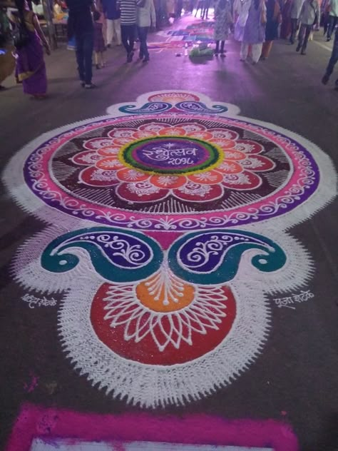 Very Big Rangoli Designs, Big Rangoli Design For Diwali, Big Sanskar Bharti Rangoli Designs, Long Rangoli Designs, Rangoli Competition Ideas, Big Rangoli Designs Diwali Beautiful, Big Rangoli Designs For Competition, Galicha Rangoli Designs, Sanskarbharati Rangoli