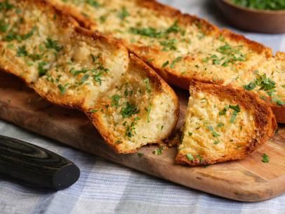 Best Garlic Bread Recipe, Bacon Mashed Potatoes, Red Sauce Pasta, Garlic Bread Recipe, Classic Desserts, Bread Rolls, Garlic Bread, Light Recipes, Kitchen Recipes