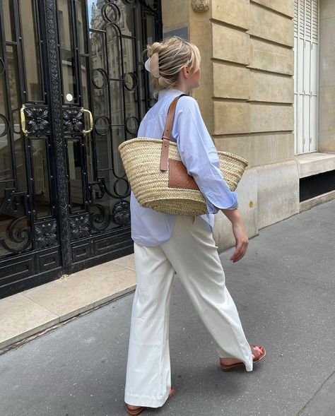 Marine on Instagram: “On my way for the weekend #frenchgirl #frenchvibes #outfitideas #parisianstreets #parisiennestyle” Italian Summer Outfits 2024, Simple Outfits For Summer, White Trousers Outfit, Italian Summer Style, Trousers Outfit Casual, Italian Fashion Summer, Italian Summer Outfits, Parisienne Style, Summer Outfits 2024