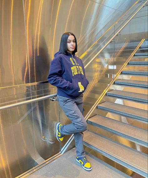 Outfits Ideas With Dunks, Navy Blue 4s Outfit, Baddie Outfits With Dunks, Outfits With Michigan Dunks, Michigan Dunks Outfit Black Woman, Calm Outfit Ideas, Navy Blue And Yellow Dunks Outfit, Michigan Dunks Outfit Woman, Michigan Dunk Outfit