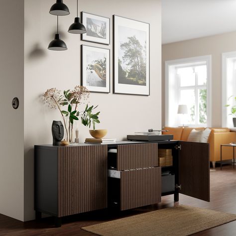 BESTÅ Aufbewahrung mit Schubladen, schwarzbraun Björköviken/Stubbarp/braun gebeiztes Eichenfurnier, 180x42x74 cm - Jetzt Inspirieren Lassen. Ein Sideboard bietet jede Menge Platz für Aufbewahrung und auf der Oberseite Raum zur Präsentation deiner Lieblingsdinge oder deiner Lieblingsgerichte, bevor sie auf dem Tisch landen. Die BJÖRKÖVIKEN Front aus Eichenfurnier verleiht jeder Tür einen wertigen und natürlichen Ausdruck. Durch seitlich und in der Höhe verstellbare Scharniere lassen sich die Türe Buffet Ikea, Besta Ikea, Birch Veneer, Ikea Furniture Hacks, Ikea Besta, Organization Furniture, Honeycomb Paper, Furniture Hacks, Ikea Furniture