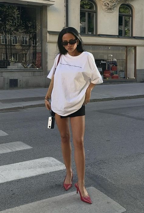 Cute Oversized Outfits Summer, Big Tshirt Skirt Outfit, White Tshirt Dress Outfit, Mini Skirt Oversized Shirt, Oversized Tee And Skirt, Oversized Tshirt With Skirt, Oversized White Tshirt Outfit, Oversize Tee Outfit, Styling Oversized Tshirt