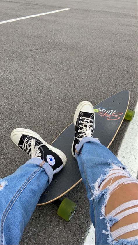 Longboarding Wallpaper, Longboard Cruising, Longboard Aesthetic, Road Bike Photography, Skate Aesthetic, Skateboard Aesthetic, Longboard Design, Skating Aesthetic, Longboard Skateboard