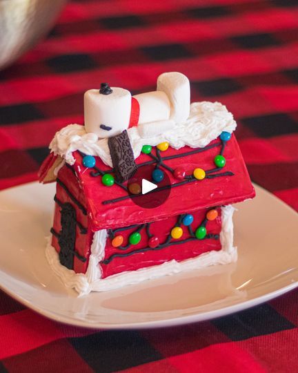 870K views · 5.2K reactions | Snoopy Christmas Gingerbread House | Who doesn't love the classic A Charlie Brown Christmas? I thought it would be fun to make a Snoopy gingerbread house to celebrate the iconic film. Well... | By Lunchbox Dad | Facebook Unique Gingerbread House Ideas Easy, Snoopy Gingerbread House, Gingerbread House Inspo, Gingerbread House Decor, Easy Gingerbread House, Snoopy Cake, Gingerbread House Competition, Homemade Gingerbread House, Ginger Bread House Diy